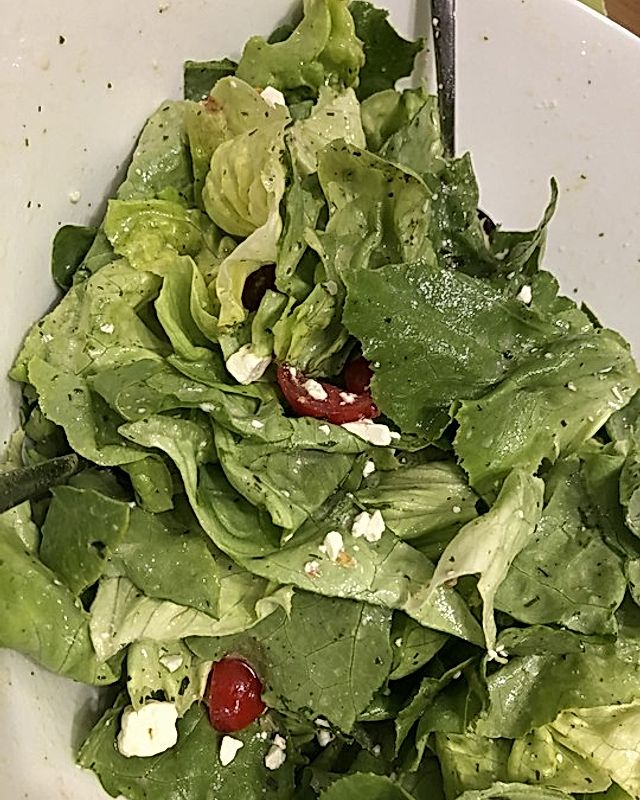 Grüner Salat mit Blauschimmelkäse und Nüssen