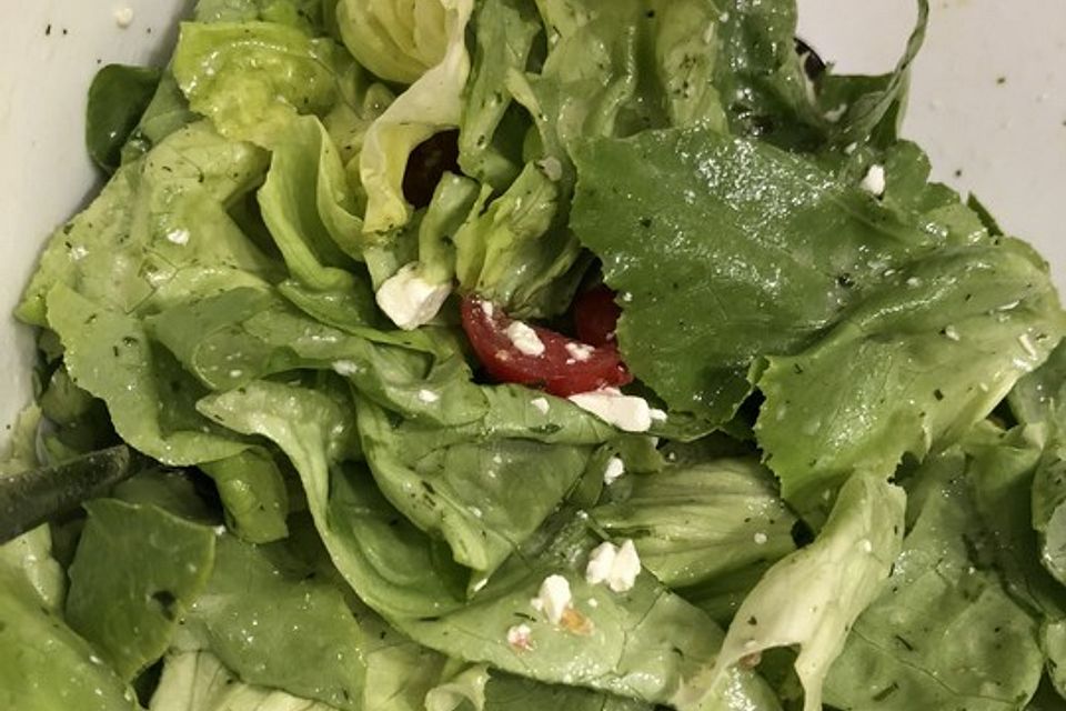 Grüner Salat mit Blauschimmelkäse und Nüssen