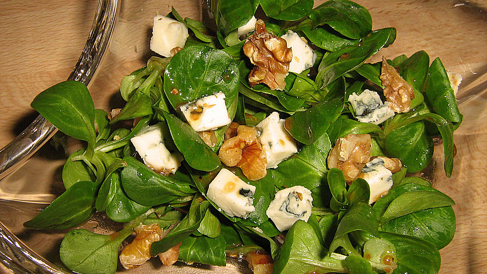 Grüner Salat mit Blauschimmelkäse und Nüssen von Sunnybeach Grüner Salat mit Blauschimmelkäse und Nüssen von Sunnybeach