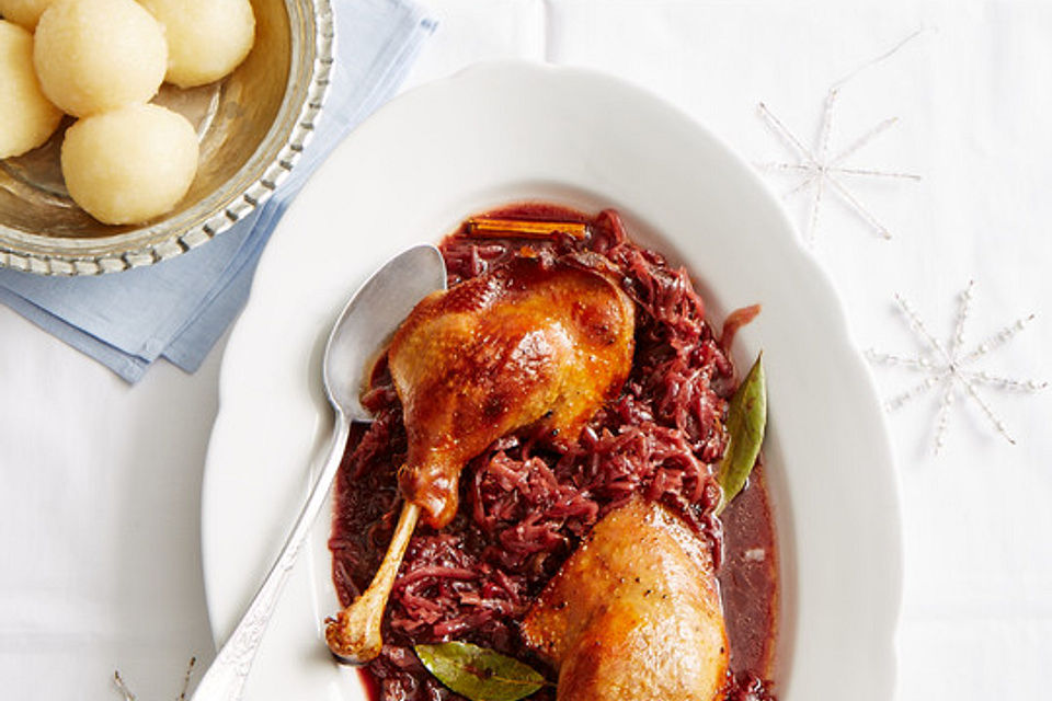 Gänsekeulen auf Rotkohl im Römertopf