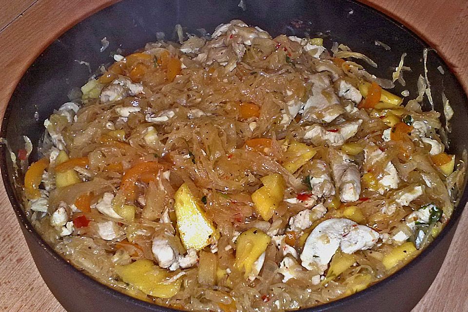 Ananas - Kraut aus dem Wok mit Straußenfleisch