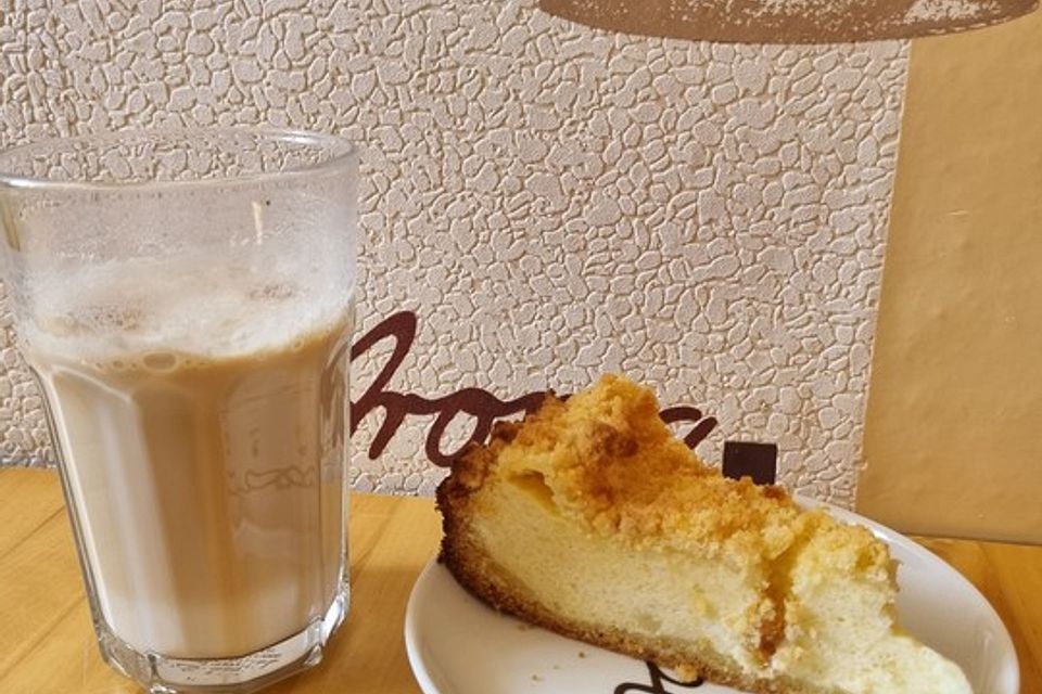 Käsekuchen mit Pudding , Grieß und Streuseln