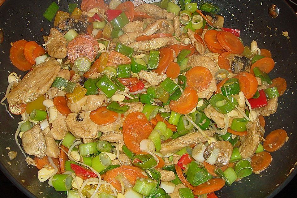 Huhn und Gemüse aus dem Wok