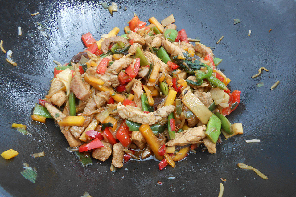 Huhn und Gemüse aus dem Wok