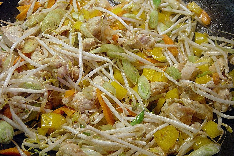 Huhn und Gemüse aus dem Wok