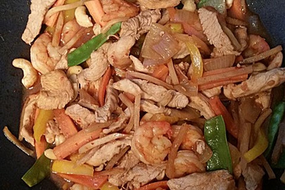 Huhn und Gemüse aus dem Wok