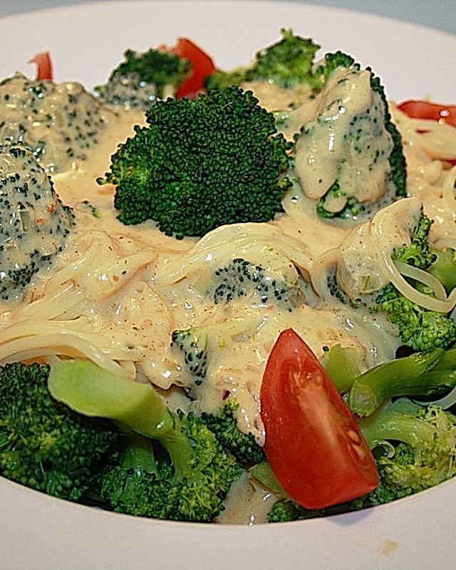 Brokkoli - Nudeln mit Käse - Paprika - Soße