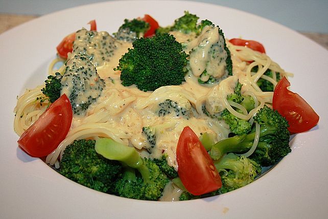 Brokkoli - Nudeln mit Käse - Paprika - Soße von Candeela| Chefkoch