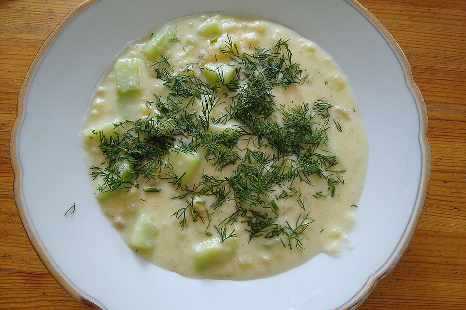 Kartoffelsuppe mit Gurke und Dill