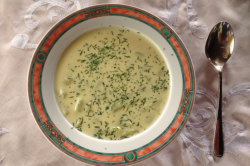 Kartoffelsuppe mit Gurke und Dill