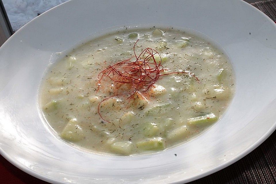 Kartoffelsuppe mit Gurke und Dill