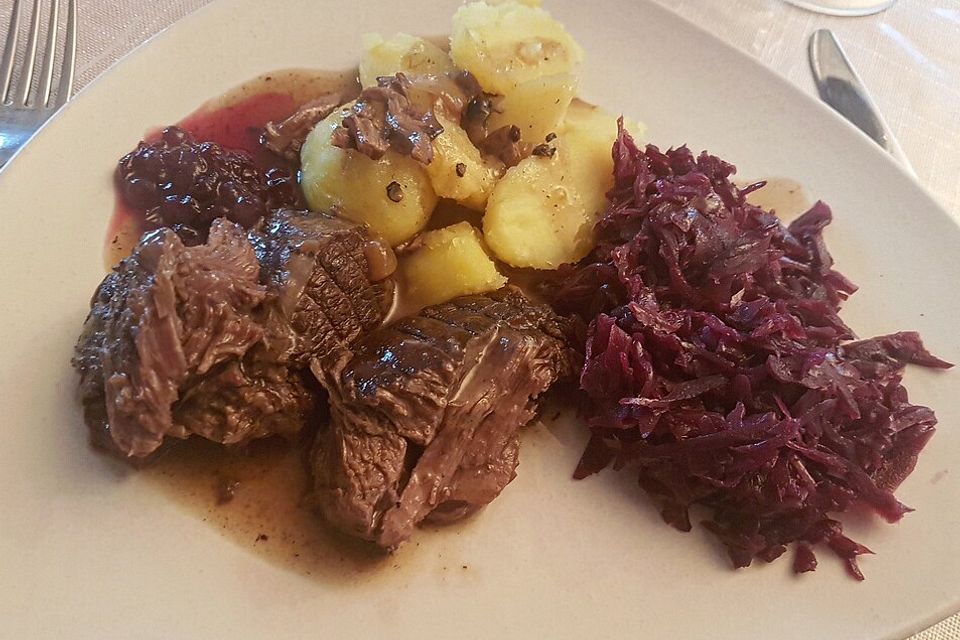 Hirschrollbraten mit Johannisbeer - Pilz - Soße