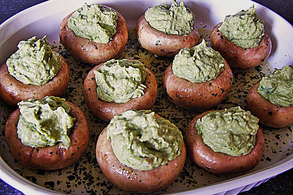 Marinierte Champignons mit Avocado gefüllt