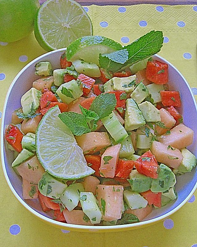 Melonensalat mit Avocado, Papaya, Salatgurke und Minze