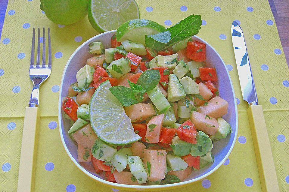 Melonensalat mit Avocado, Papaya, Salatgurke und Minze