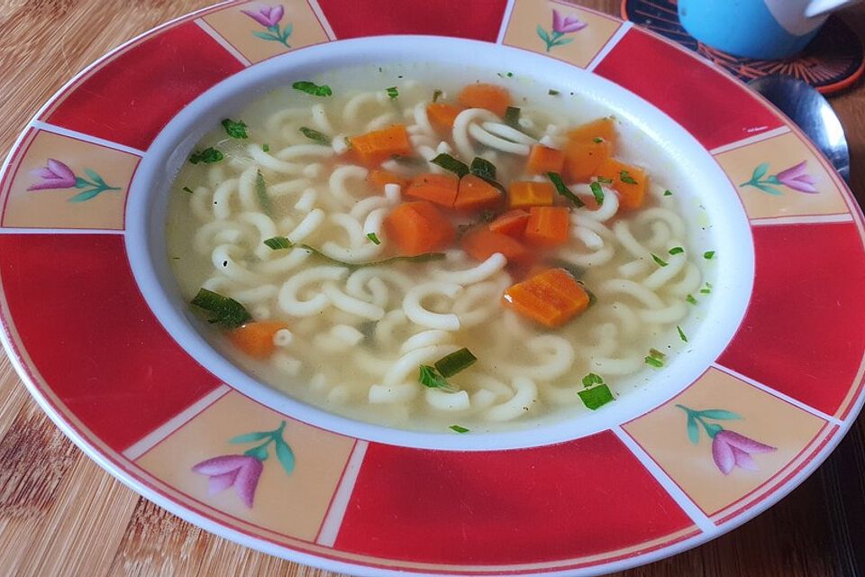 Einfache Gemüse - Nudel - Suppe