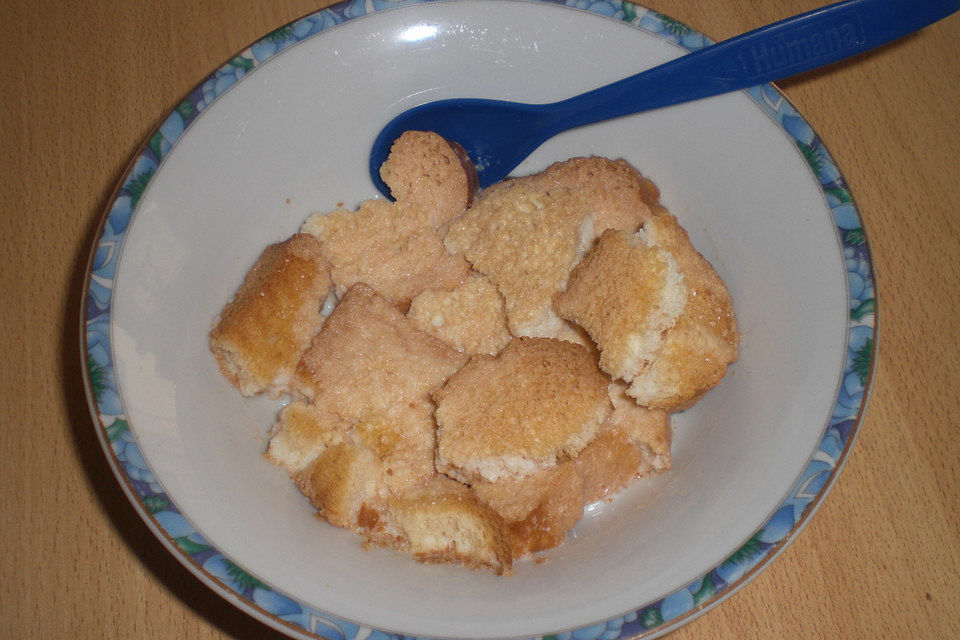 Zwieback mit heißer Milch