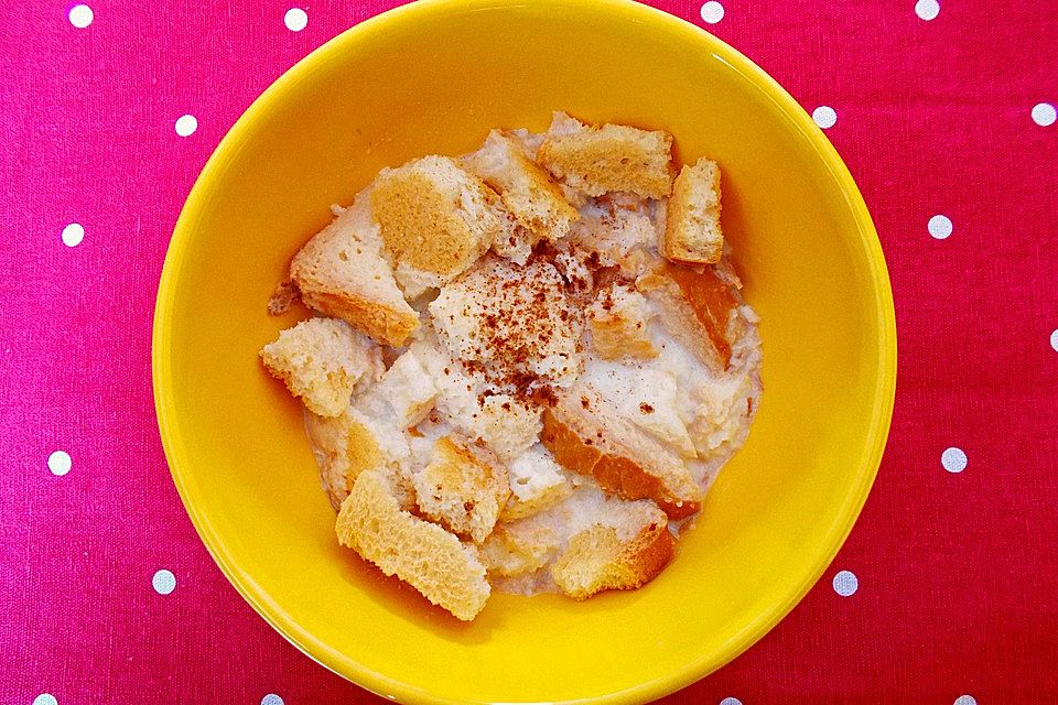 Zwieback mit heißer Milch