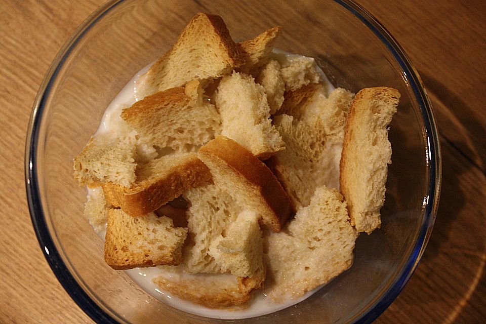 Zwieback mit heißer Milch