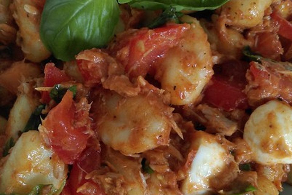 Gnocchi - Salat mit Thunfisch und rotem Pesto