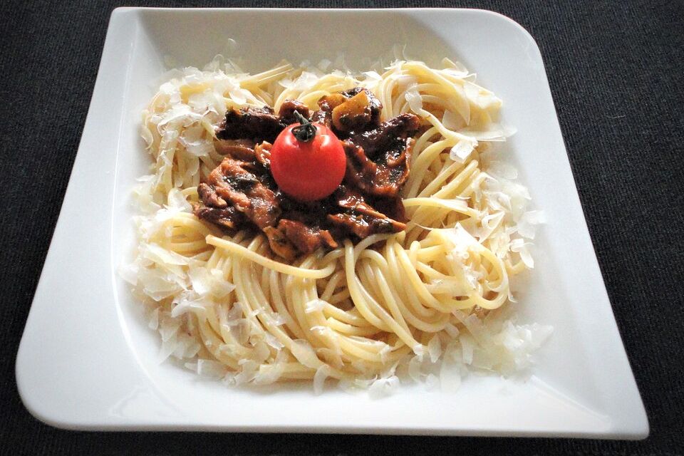 Penne mit Tomaten und Steinpilzen