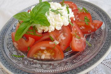 Tomatensalat mit körnigem Frischkäse