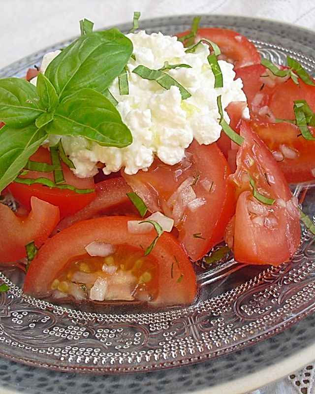 Tomatensalat mit körnigem Frischkäse