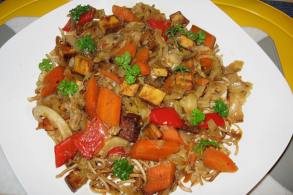 Illes schlankes Schichtkraut  mit  geräuchertem Tofu aus dem Wok