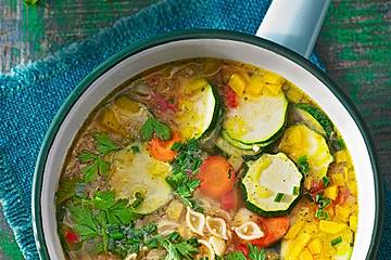 15 Minuten Gemüse-Nudel-Suppe