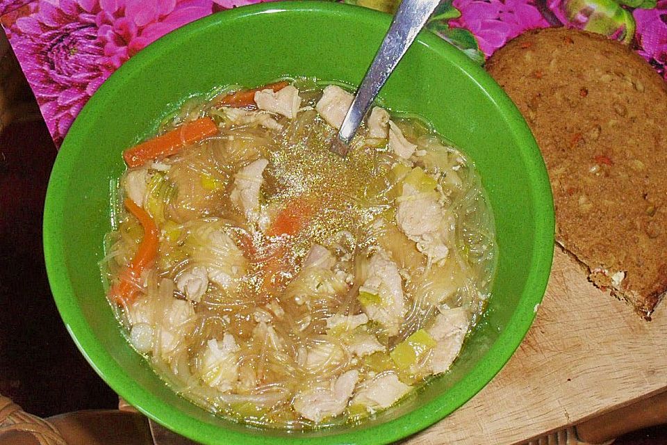 Glasnudelsuppe mit Hähnchenfleisch