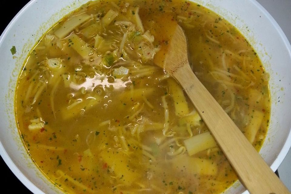 Glasnudelsuppe mit Hähnchenfleisch