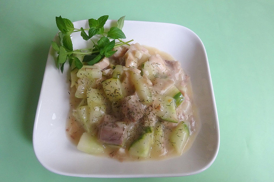 Schnelles Hühnerfrikassee mit Gurke in Dill - Zitronensahne