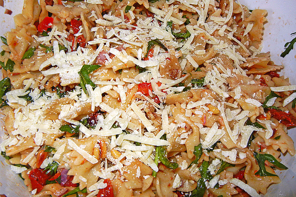 Nudelsalat mit Rucola und getrockneten Tomaten