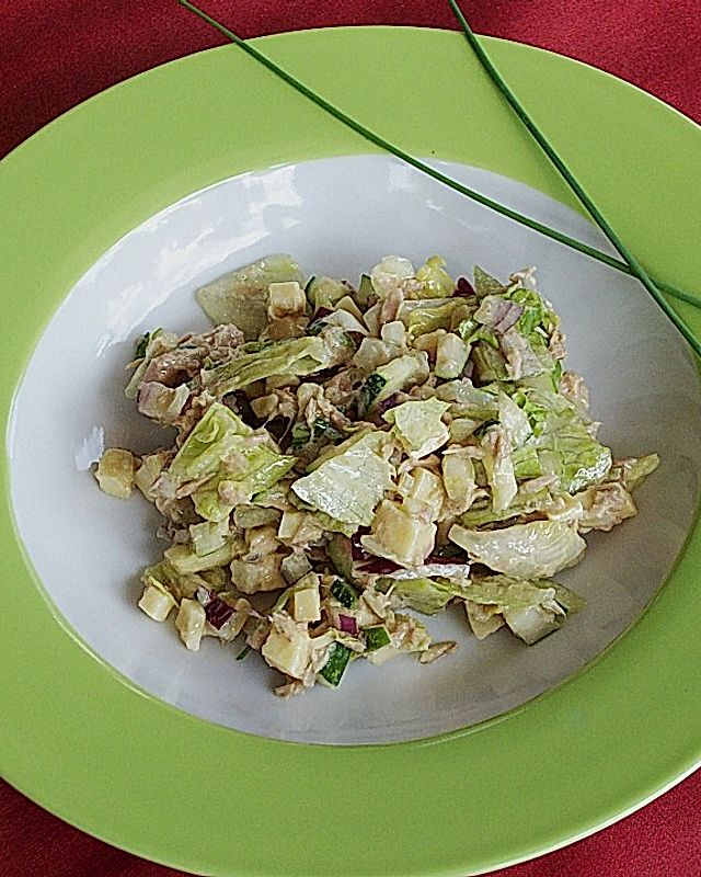 Thunfischsalat mit Zucchini, Käse und Eisbergsalat