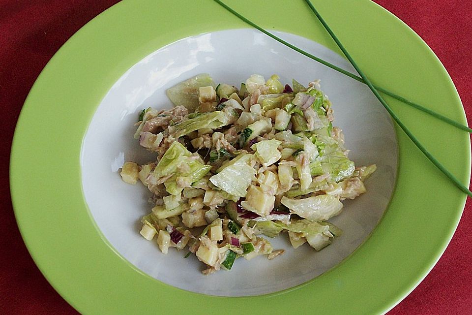 Thunfischsalat mit Zucchini, Käse und Eisbergsalat