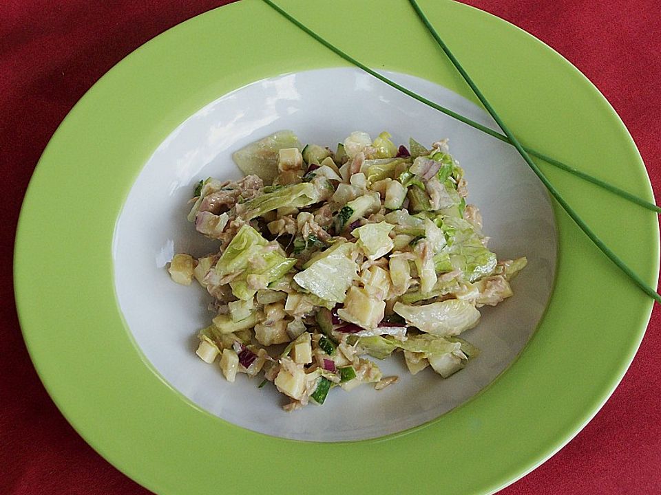 Schichtsalat mit Eissalat und Speck - Kochen Gut | kochengut.de