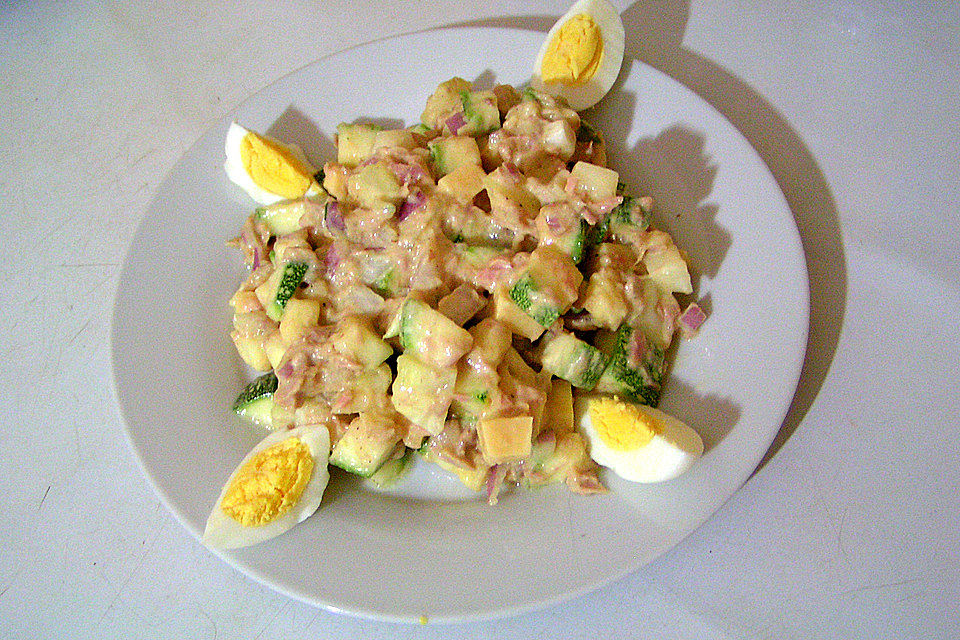 Thunfischsalat mit Zucchini, Käse und Eisbergsalat