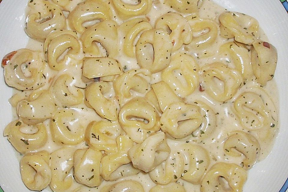 Tortellini mit Kerbel - Käsesoße