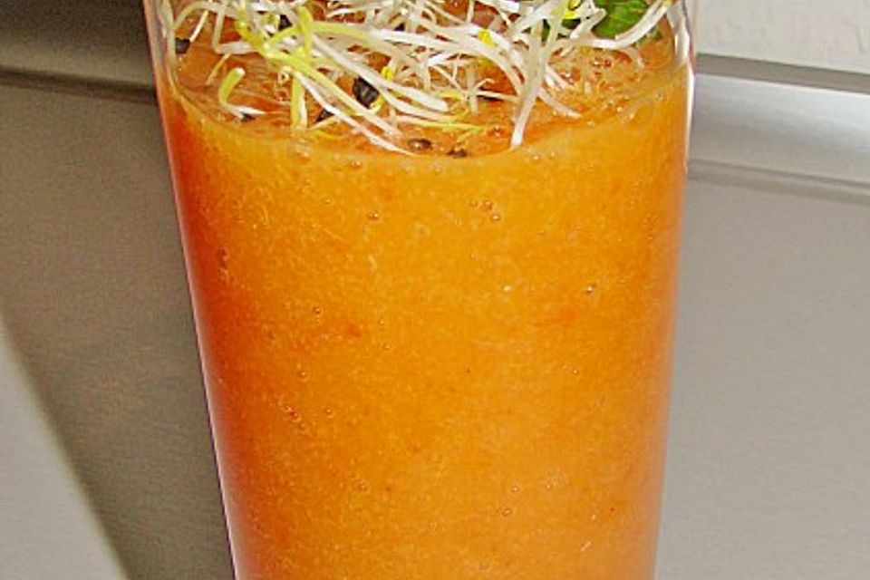 Wachmacher Smoothie aus Kaki, Orange und Tomate