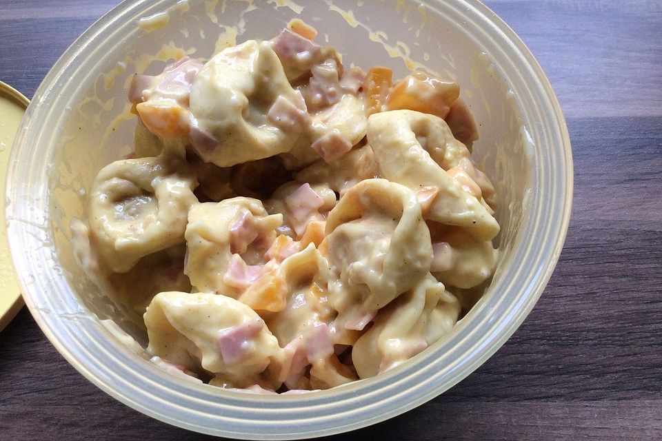 Tortellini - Salat mit Currypulver und Pfirsichen