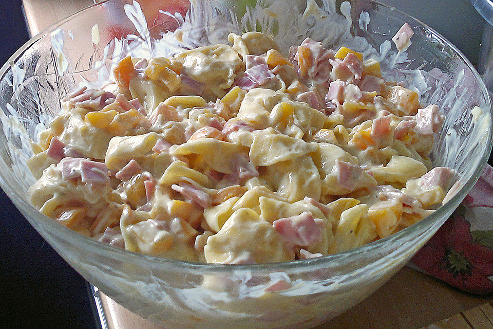 Tortellini - Salat mit Currypulver und Pfirsichen