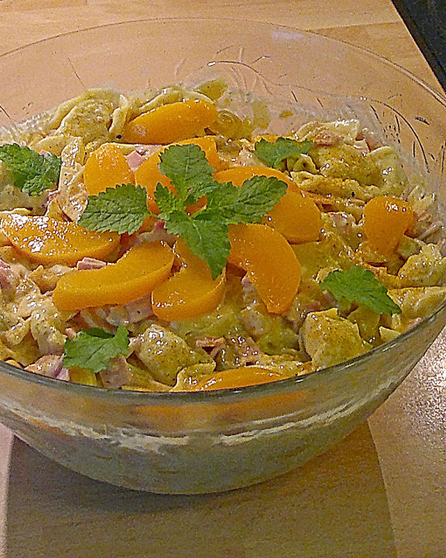 Tortellini - Salat mit Currypulver und Pfirsichen