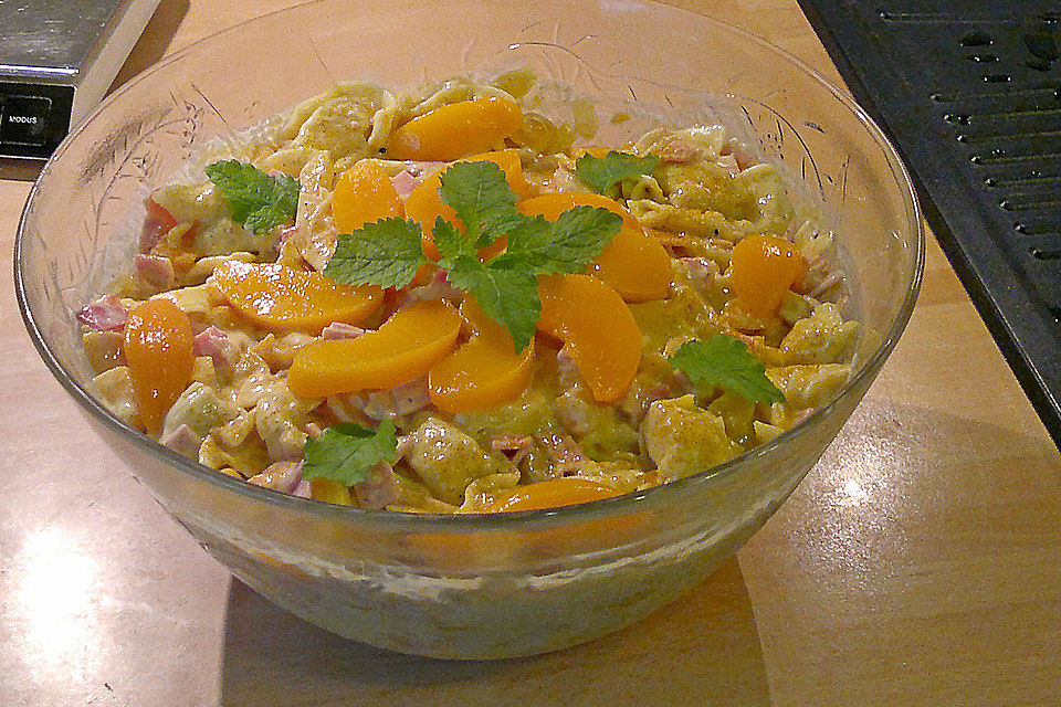 Tortellini - Salat mit Currypulver und Pfirsichen