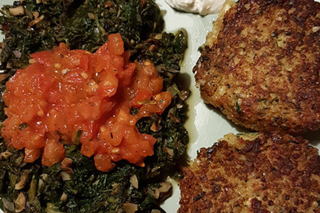 Bulgur-Buletten mit würzigem Mandel-Spinat von pinktroublebee| Chefkoch