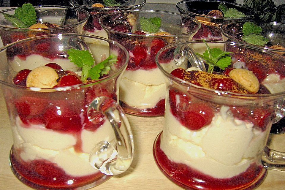 Marzipan - Mousse auf Zimt - Kirschen