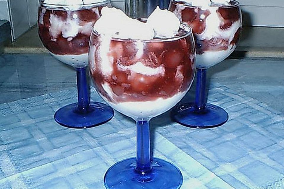 Marzipan - Mousse auf Zimt - Kirschen