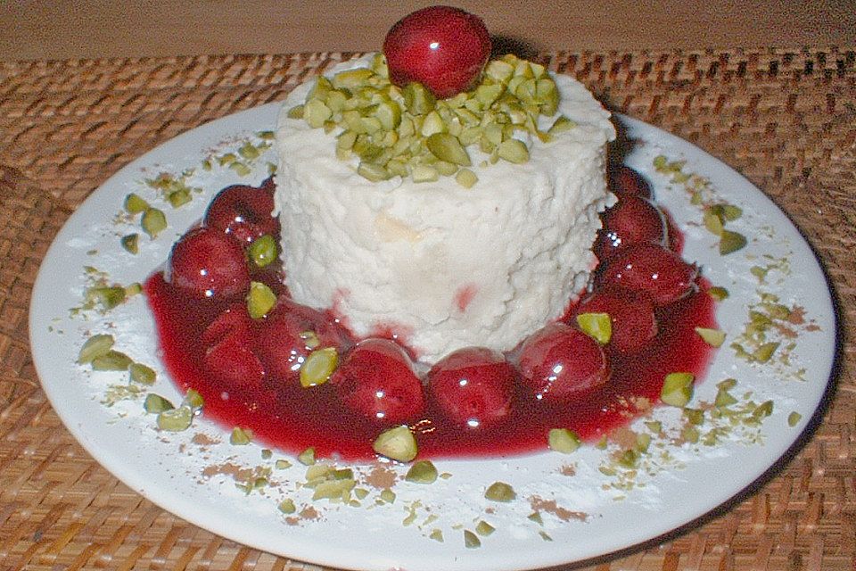 Marzipan - Mousse auf Zimt - Kirschen