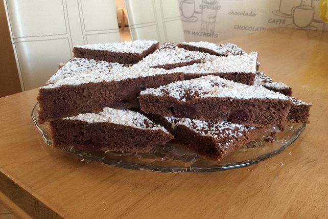 Kakao - Buttermilch - Blechkuchen mit Früchten von kamischa| Chefkoch