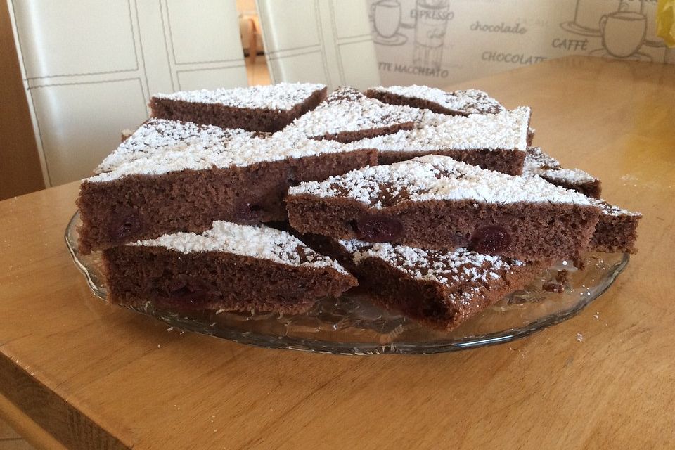 Kakao - Buttermilch - Blechkuchen mit Früchten