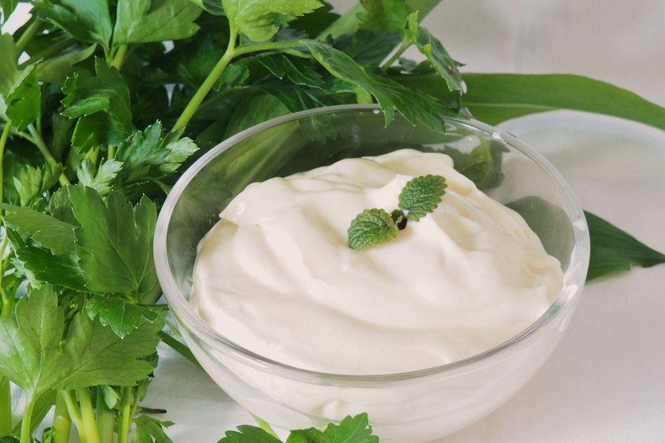 Mayonnaise mit dem Pürierstab hergestellt